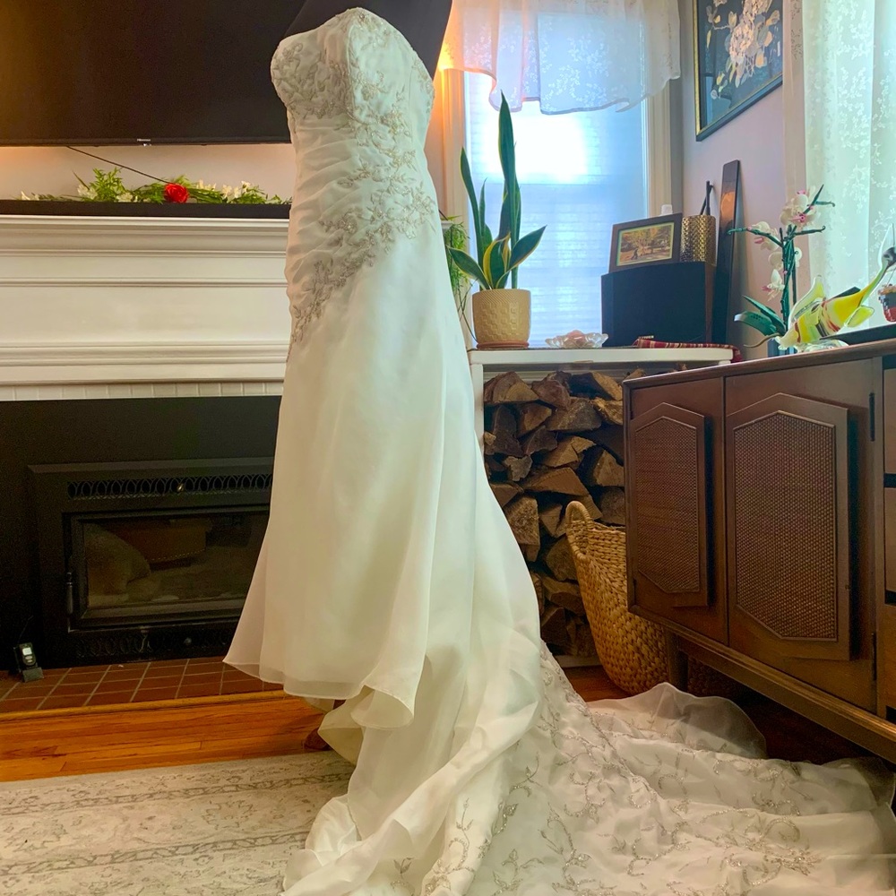 Ivory Mori Lee Lizzie Elegant Strapless Embroidered Appliqué Wedding Dress